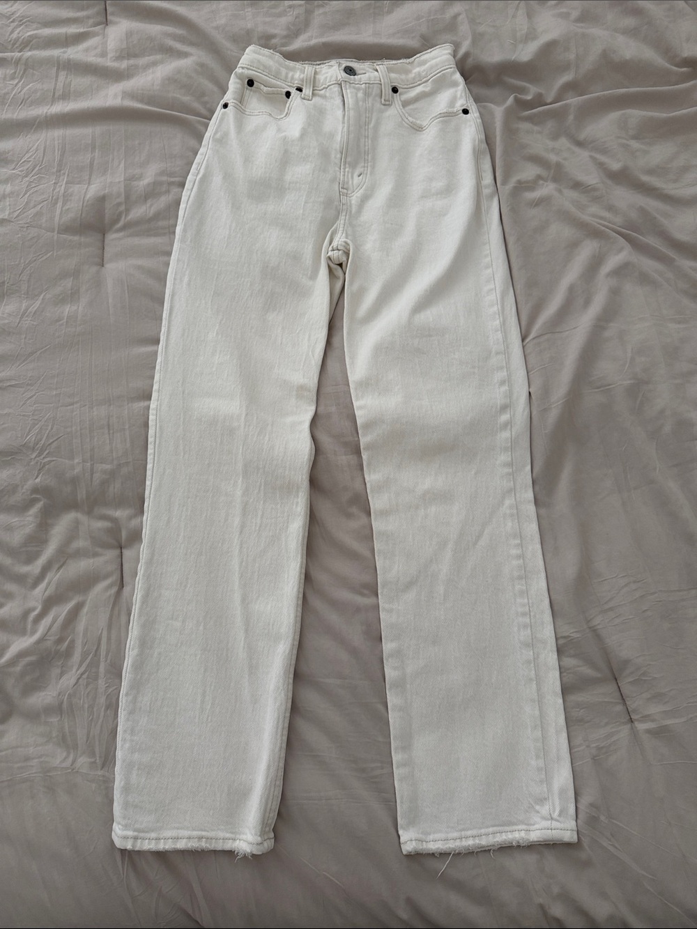 Abercrombie & Fitch Off-White/Cream Ultra High Rise  90’s Straight Jeans 25/0S!